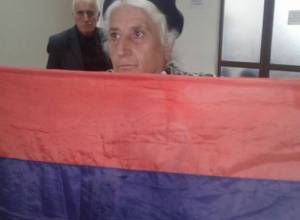 Judge interrupts hearing when he sees Armenian tricolor in courtroom