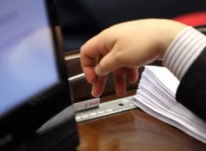 Lawmakers in Armenian parliament continue to vote for their absent colleagues