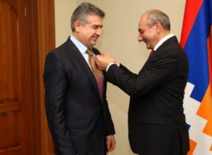 Бако Саакян вручил Карену Карапетяну орден "Месроп Маштоц"