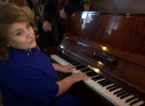 Рита Саргсян сыграла и спела для пожилых