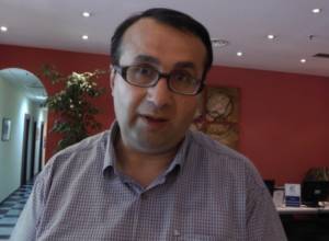 Более не является членом партии “Айазн”