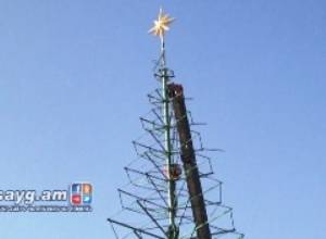 В Гюмри устанавливают символ Нового года