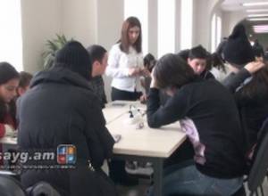 Программируют гюмрийские школьники