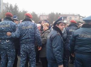 Police cleared Bagratunyats Avenue, pushed Nairit employees away