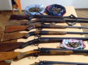 Граждане добровольно сдают оружие и боеприпасы