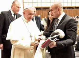 Arthur Abraham gifts a glove to Pope