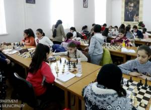 Смбат Лпутян и Тарон Маргарян обошли шахматный зал