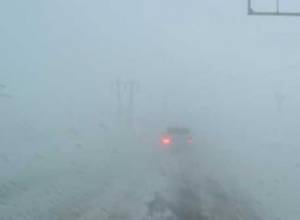 Закрытые дороги обрабатываются солью и песком