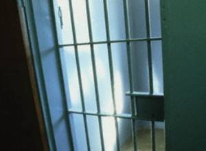 Конфискованы алкогольные напитки, наркотики, сотовые телефоны