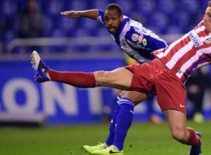 Torres taken to hospital after head injury in Atletico game