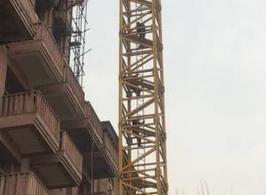 Yerevan citizen threatens to jump off crane, presents an ultimatum /updated/