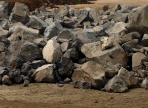 С ближайшего склона горы падают осколки камней: существует опасность камнепада