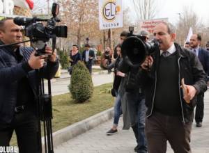 Никол Пашинян бросил конфеты «РПА» в направлении портрета Акопа Бегларяна