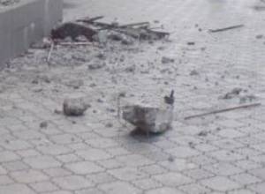 Забор упал на автомобиль