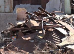 Домики несколько лет назад разрушили, а строительный мусор оставили на месте