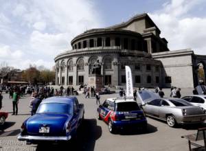 В старом стиле, однако тюнинговые автомобили – на Площади свободы
