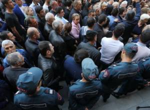 Small business owners in Armenia again stage protest outside Government