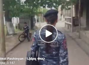 Police officer tries to hinder Yelk's campaign rally - says Pashinyan