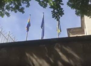 Движение потребовало убрать флаг ЛГБТ с территории посольства