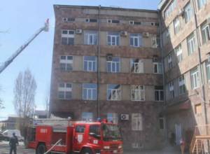 Внешние плиты здания падают