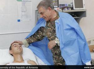 Ара Баблоян в Арцахе посетил передовую линию