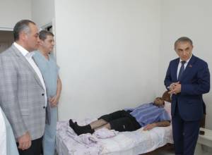 Ара Баблоян посетил раненого военнослужащего