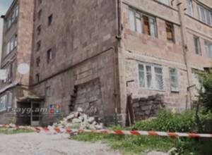 Семья не покидает здание, находящееся на грани разрушения