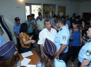 Lawyers again refuse to enter courtroom