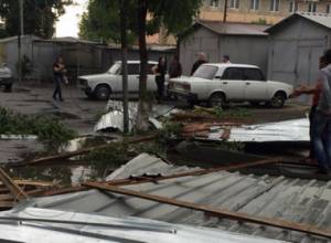 Вследствие сильного ветра сорвало жесть с крыши