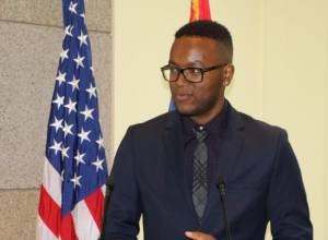 Մայքլ Մեյոն՝ Երևանի Կասկադում և Գյումրու թատրոնում