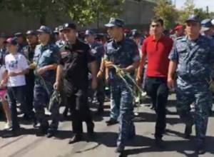 Flow of citizens to police regiment continues: live