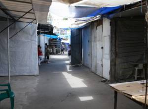 Tense situation at Firdusi market: Traders protest Municipality's decision