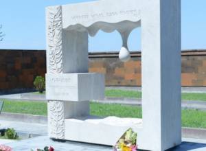 Мемориальный памятник Офелье Амбарцумян в пантеоне Комитаса