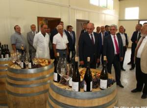 Саргсян и Саакян посетили новый винный завод в Аскеране