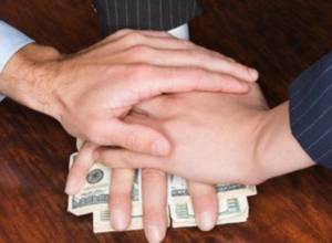 По делу о взятке для приема на работу есть двое подозреваемых