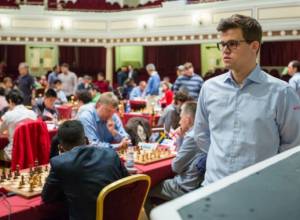 Magnus Carlsen continues to lead the tournament table