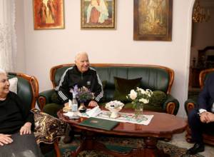 Vigen Sargsyan visits Vazgen Sargsyan's parents