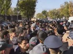 Students close Demirchyan Street, Live
