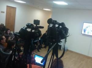 Journalists follow the discussion from the corridor