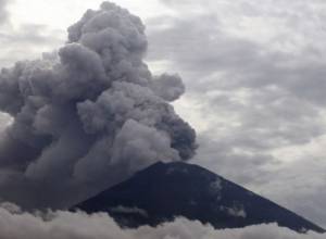Вулкан на Бали активизировался  - эвакуировано 30 тысяч человек