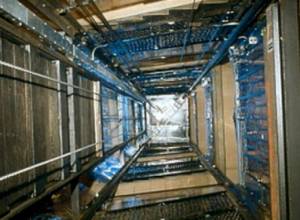 Гражданин упал в шахту лифта и госпитализирован с травмами