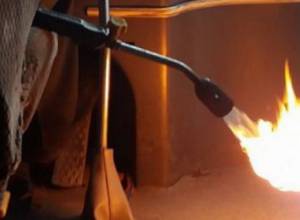 В Дилижане полный учеников автобус обогревают огнем