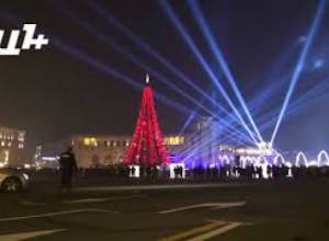 Վառվեցին գլխավոր տոնածառի լույսերը