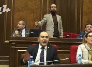 Պատգամավորները «ծեծում» են սեղանները