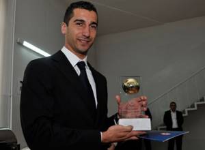 Henrikh Mkhitaryan becomes best football player of the year