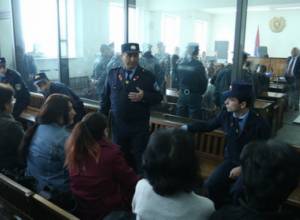 Члены Сасна Црер покинули зал заседаний