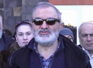 Smbat Barseghyan and Armen Bilyan's supporters close Arshakunyats Avenue