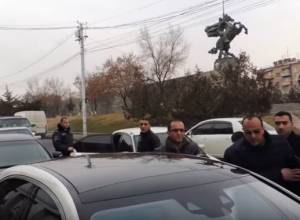 Привели в полицию за езду с охраной и кортежем