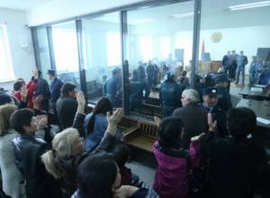 You mock us, there is no respectful court, it's a disgusting court - Pavel Manukyan to judge