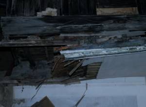 Обвалился балкон, жители остались внутри